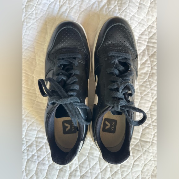 V-10 VEJA Black/White leather sneakers - Picture 6 of 9